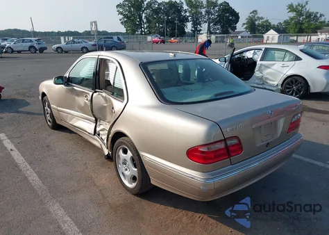 2002 Mercedes-Benz E-Class z USA, uszkodzony, nr VIN WDBJF83J92X070031